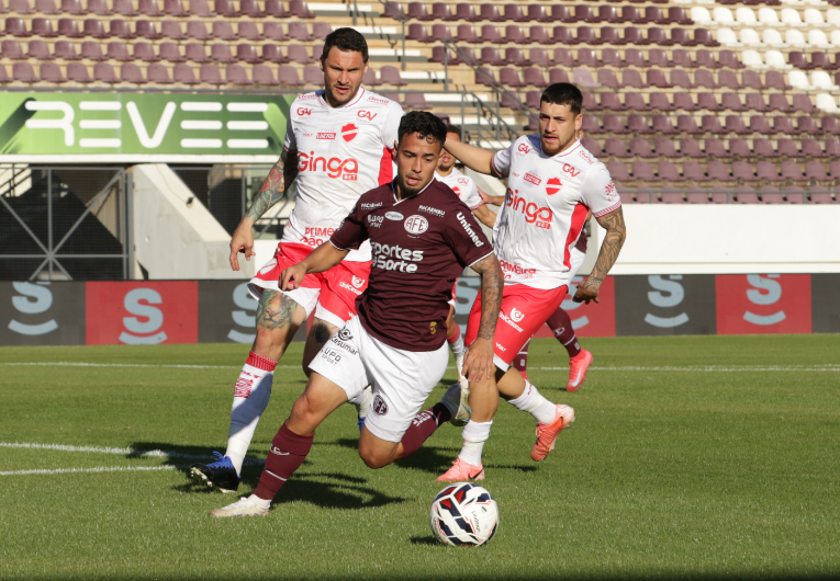 imagem da materia: Ferroviária sofre derrota em casa para o Vila Nova