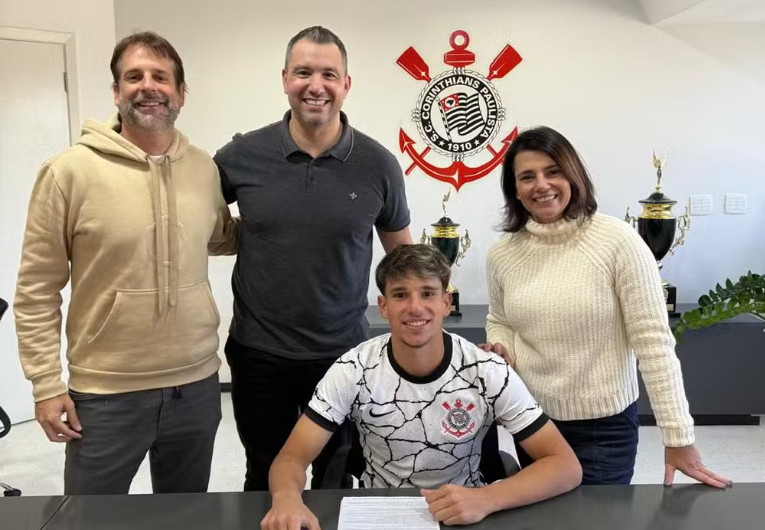 imagem da materia: Joia do Corinthians assina primeiro contrato profissional