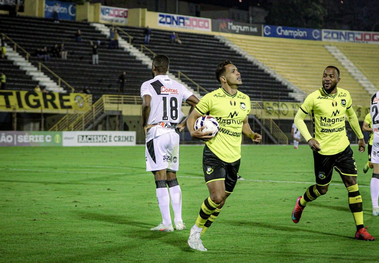 imagem da materia: Ponte Preta vê fim da invencibilidade fora na Série C