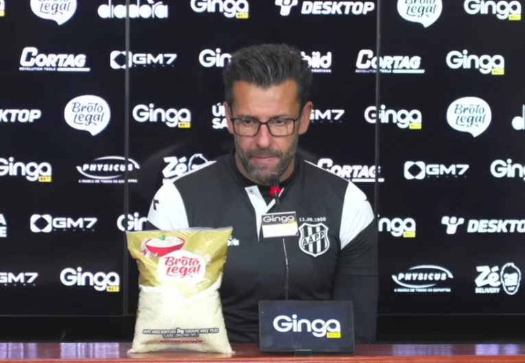 imagem da materia: Valentim elogia comportamento da Ponte Preta após vitória