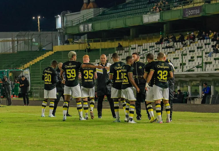 imagem da materia: São Bernardo vence Ypiranga e sobe na tabela da Série C