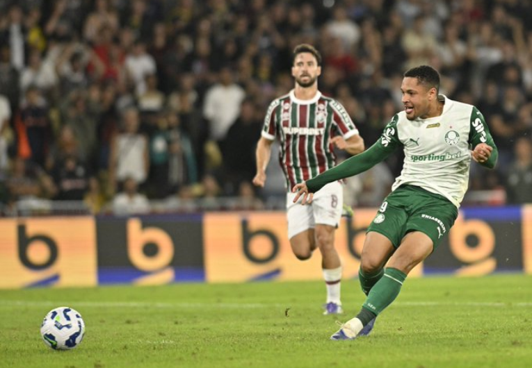 imagem da materia: Com gol de Vitor Roque, Palmeiras bate Fluminense de virada