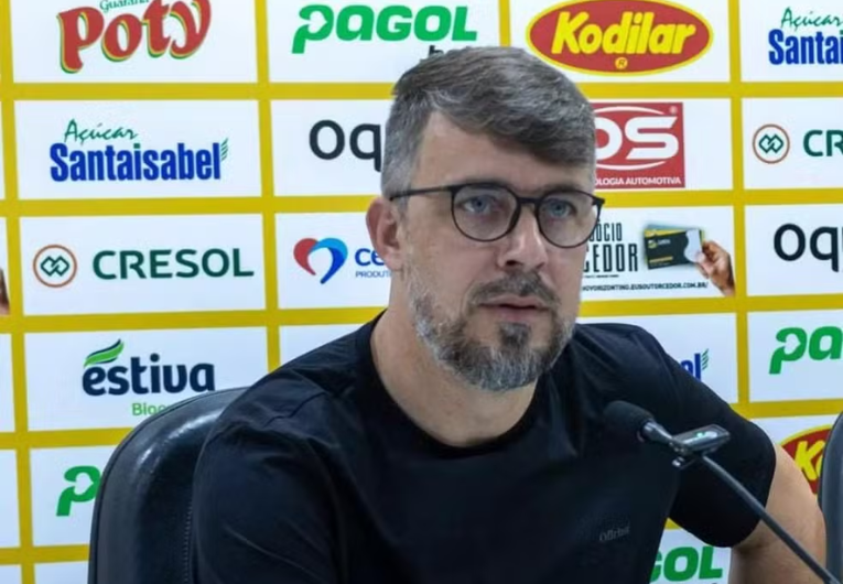 imagem da materia: Michel Alves, diretor de futebol, faz jogo duro por Dantas