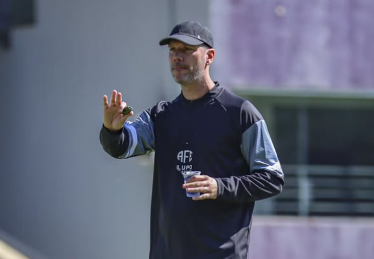 imagem da materia: Vinícius Bergantin confirma que clube busca reforços