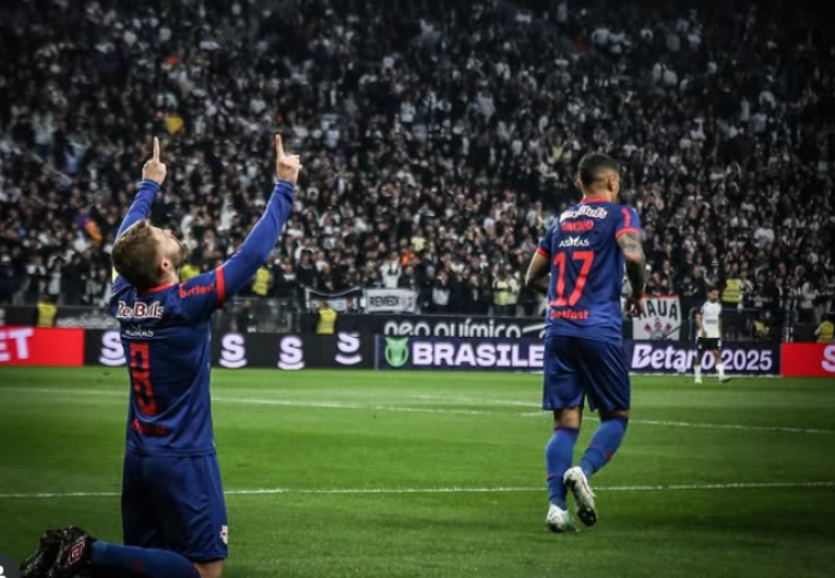 imagem da materia: Com gol no fim, Bragantino vence o Corinthians