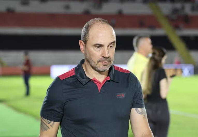 imagem da materia: Allan Aal cobra reforços e expõe desafios no mercado da bola
