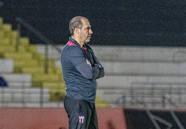 imagem da materia: Allan Aal ajusta e consolida sistema defensivo do Botafogo