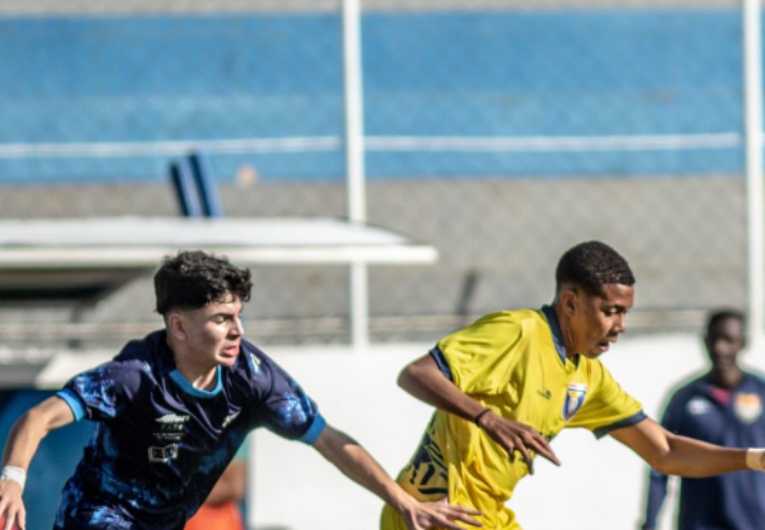 imagem da materia: Pelo Paulistão, Santo vence no Sub-15 e é superado no Sub-17
