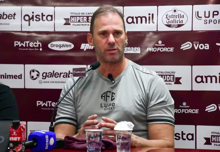 imagem da materia: Léo Mendes é apresentado como novo técnico da Ferroviária