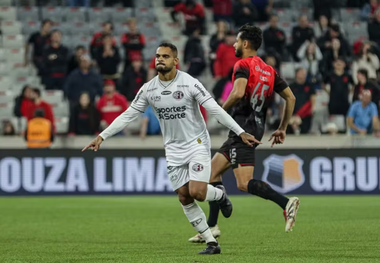imagem da materia: Juninho comemora gol e valoriza ponto da Ferroviária