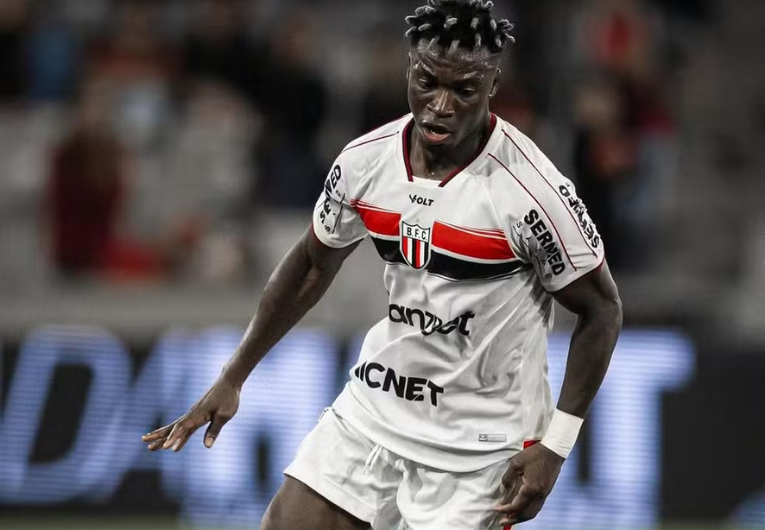 imagem da materia: Botafogo encaminha saída de Sabit Abdulai para o Alverca-POR