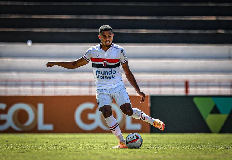 imagem da materia: Ericson celebra renovação com o Botafogo-SP