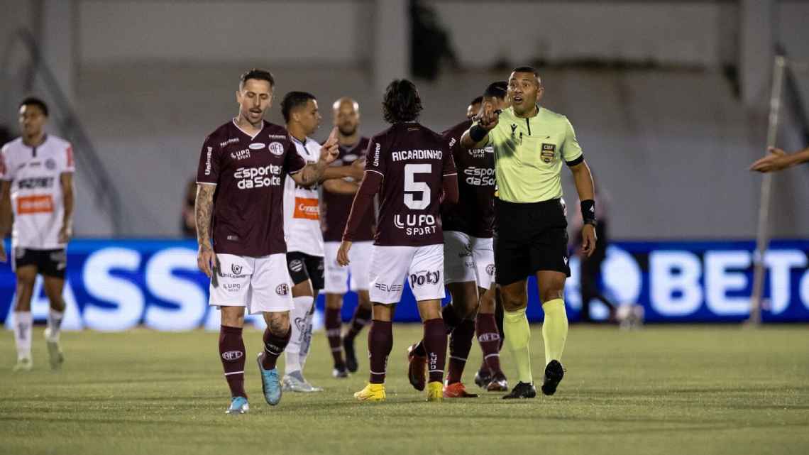 imagem da materia: Ferroviária critica arbitragem após expulsões em derrota