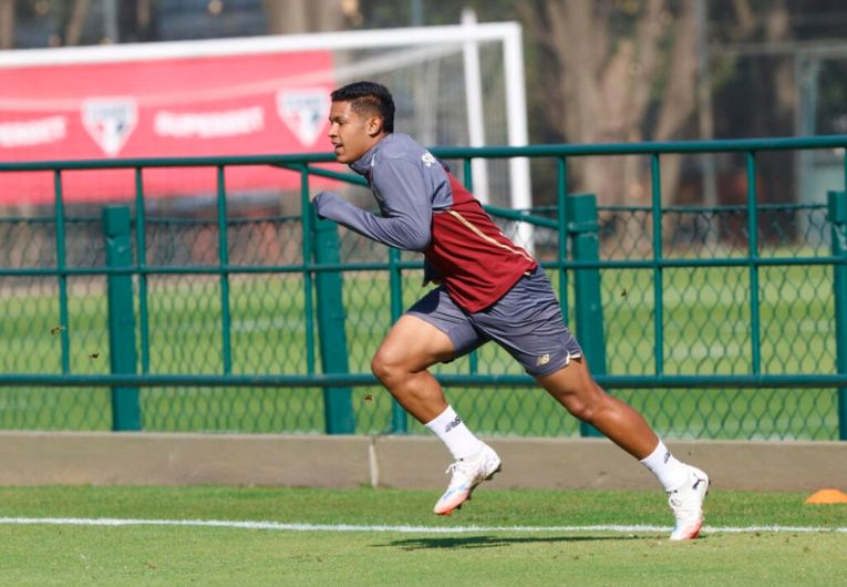 imagem da materia: Ryan Francisco passa por cirurgia no joelho