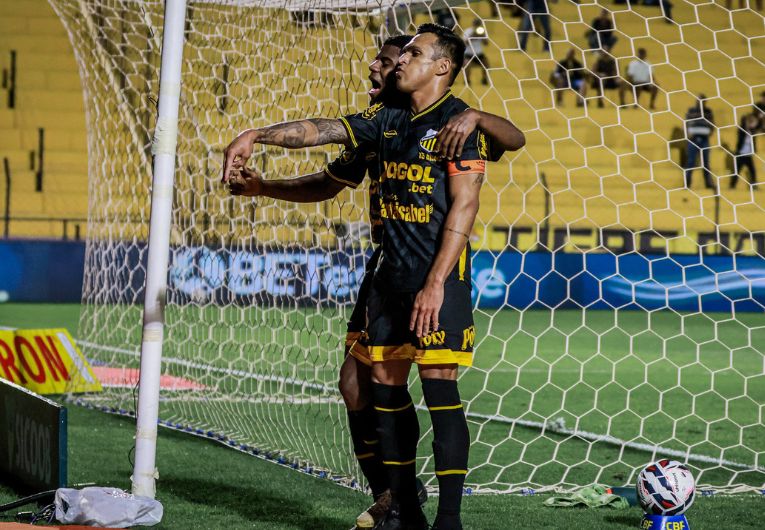 imagem da materia: Novorizontino bate Goiás e se mantém no G4 da Série B