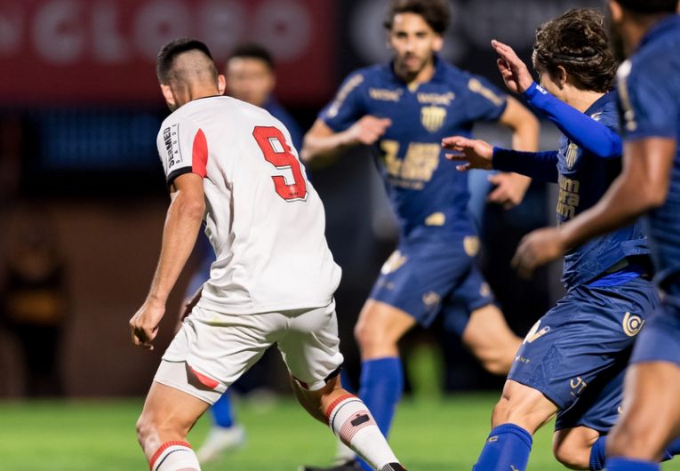 imagem da materia: Botafogo-SP é goleado pelo Avaí e se isola na lanterna