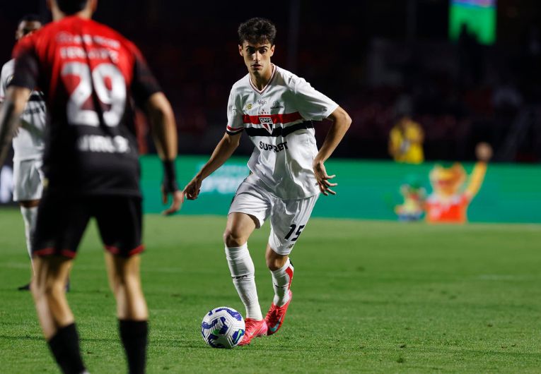 imagem da materia: Rodriguinho surge como opção em meio a desfalques na meia
