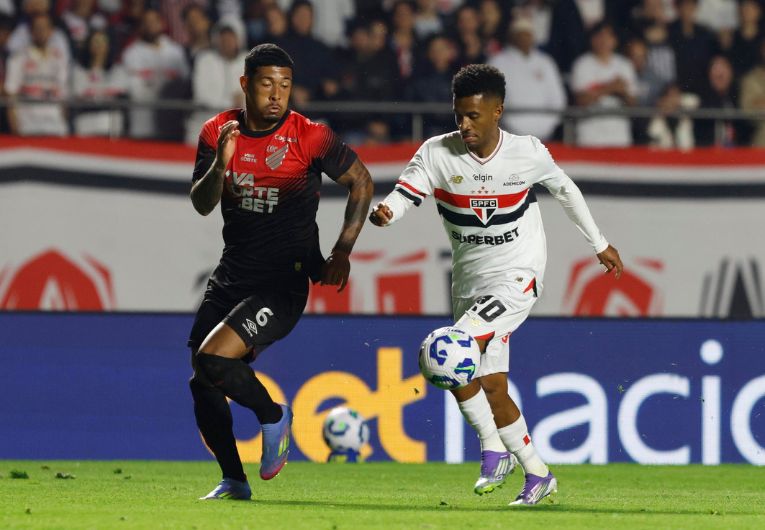 imagem da materia: São Paulo embala e vive melhor fase da temporada