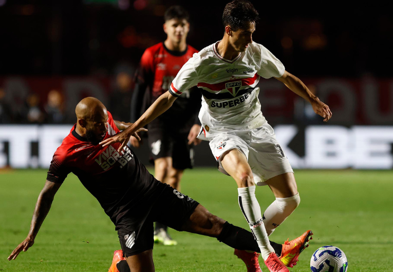 imagem da materia: Mesmo franzino, Rodriguinho lidera rankings de força no SPFC