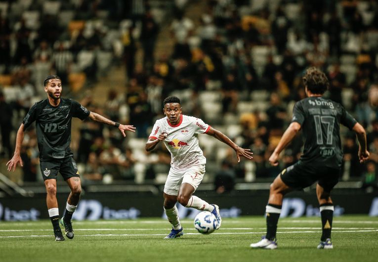 imagem da materia: Bragantino sofre com lesões, expulsão e perde para o Galo