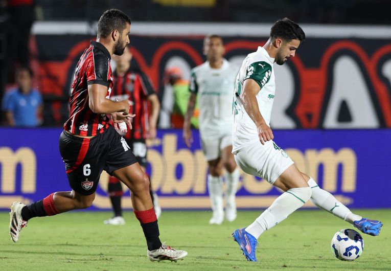 imagem da materia: Palmeiras poupa e empata com o Vitória fora de casa