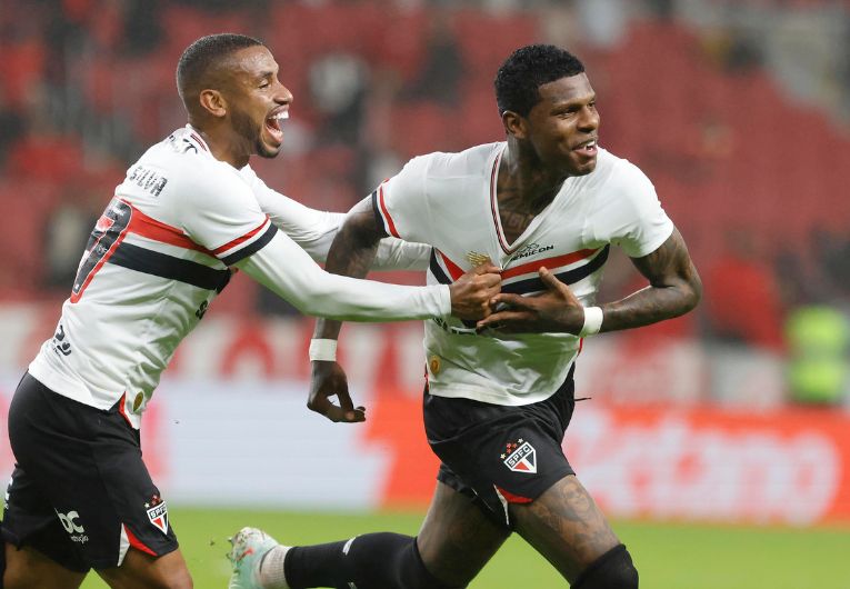 imagem da materia: São Paulo embala com 5 vitórias e vive melhor fase do ano