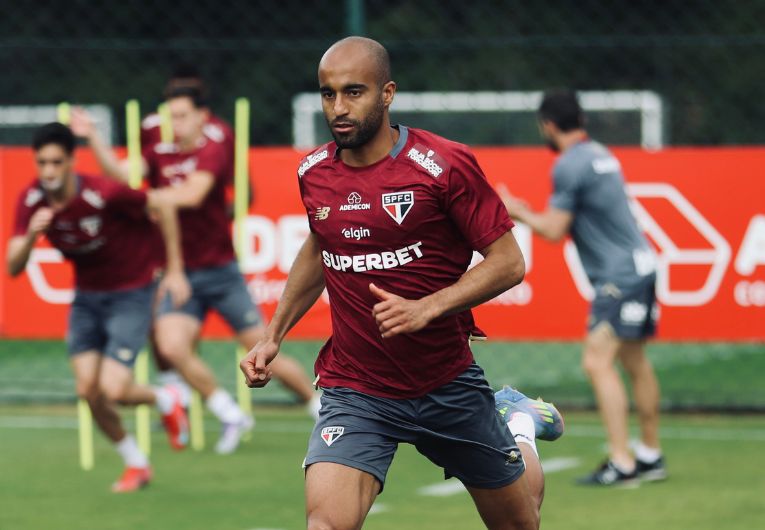 imagem da materia: Lucas comemora retorno aos gramados após 3 meses