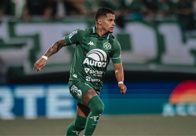 imagem da materia: São Paulo negocia com lateral que está na Chapecoense