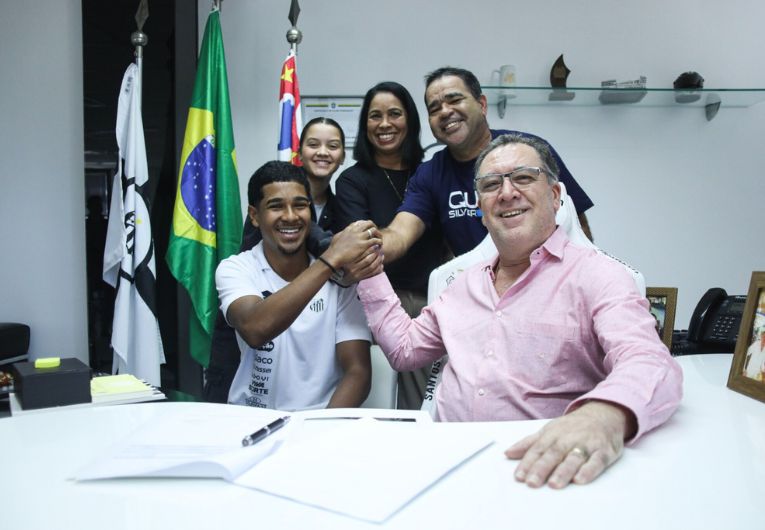 imagem da materia: Santos renova com promessa da base