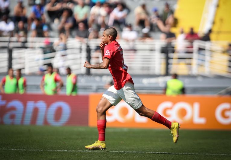 Palmeiras e Bragantino negociam promessas da base