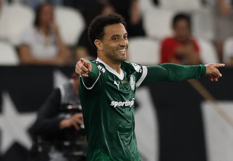 imagem da materia: Felipe Anderson comemora gol diante o Botafogo