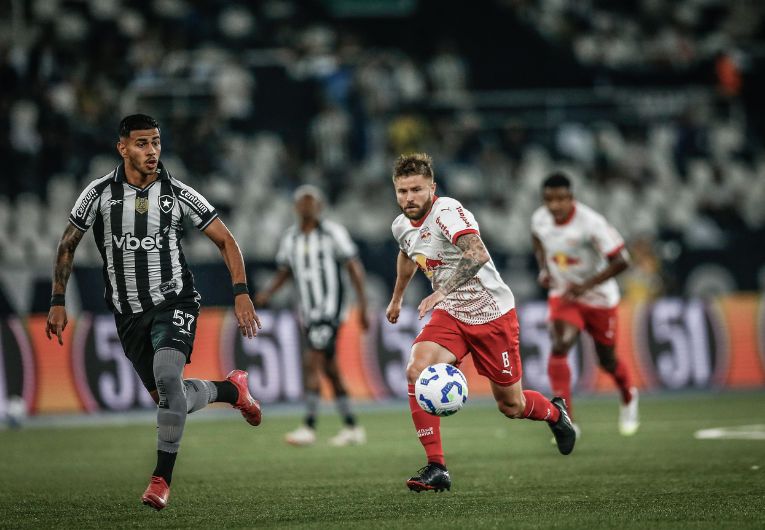 imagem da materia: Em jogo agitado, Bragantino volta a perder no Brasileiro