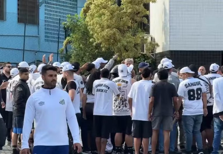 imagem da materia: Torcida do Santos invade CT Rei Pelé