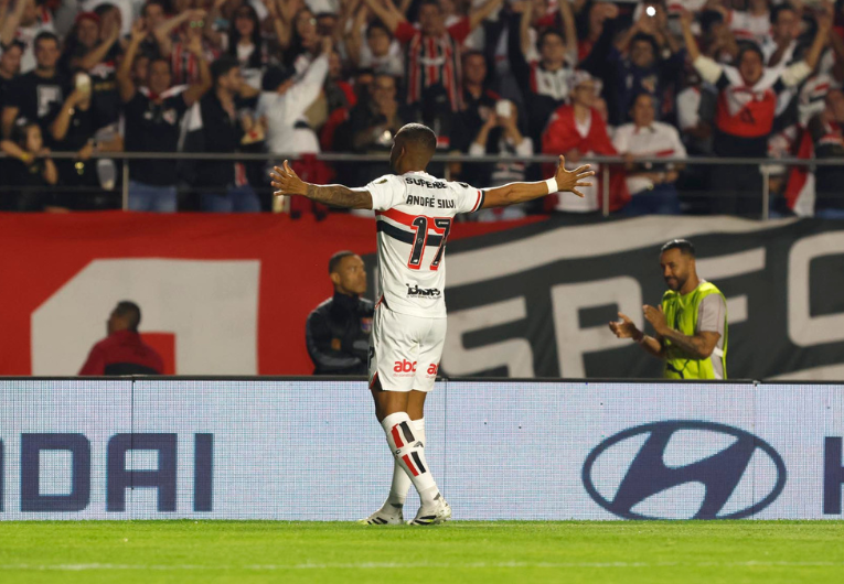 imagem da materia: André Silva lesiona joelho e São Paulo busca centroavante