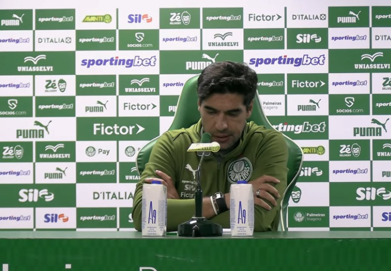 imagem da materia: Abel reage a vaias e nega ironia à torcida em gesto no final