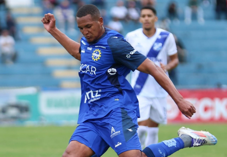 imagem da materia: Rone celebra fase e mira título pelo São José