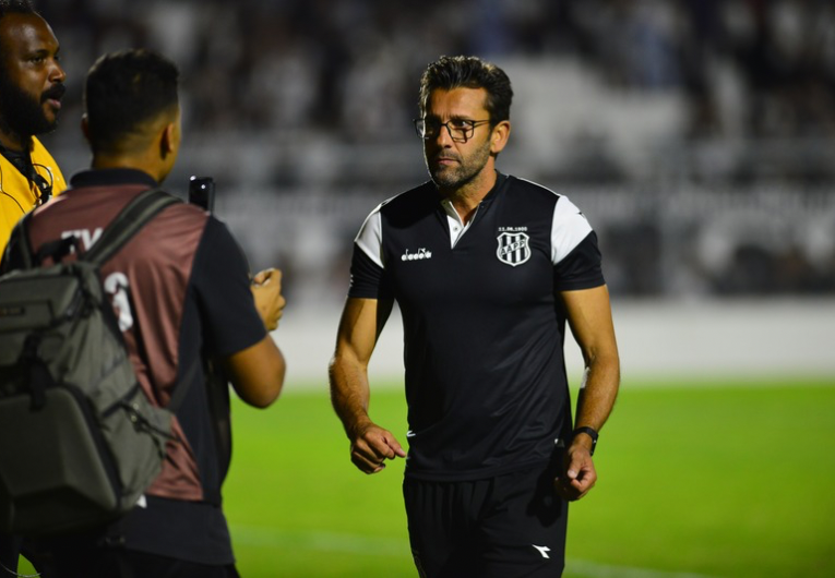 imagem da materia: Alberto Valentim é absolvido de acusação no STJD
