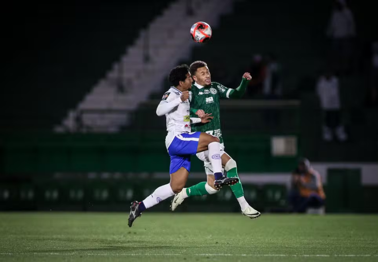 imagem da materia: São Bento vira sobre o Guarani e entra no G4 do Grupo 3