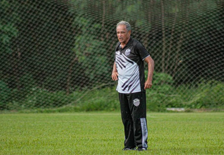 imagem da materia: Roberval lida com desfalque e reclama de problema com treino