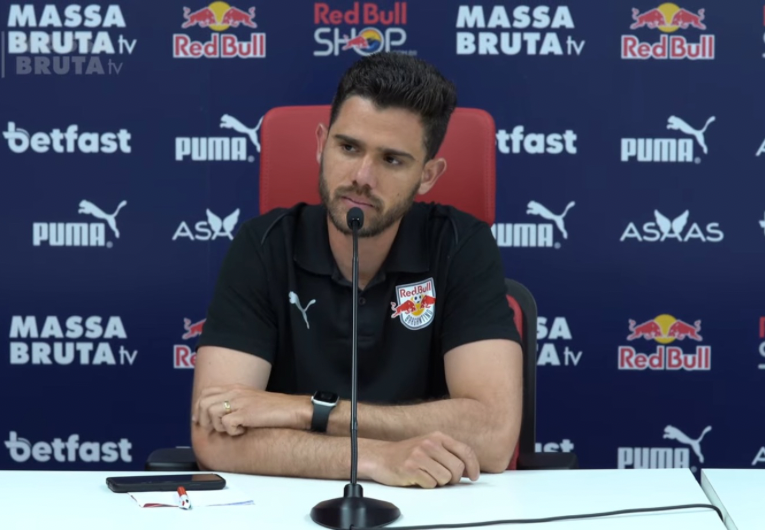 imagem da materia: Fernando Oliveira: “O campo sintético exige adaptação”