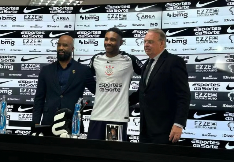 imagem da materia: Vitinho é apresentado e projeta estreia pelo Corinthians