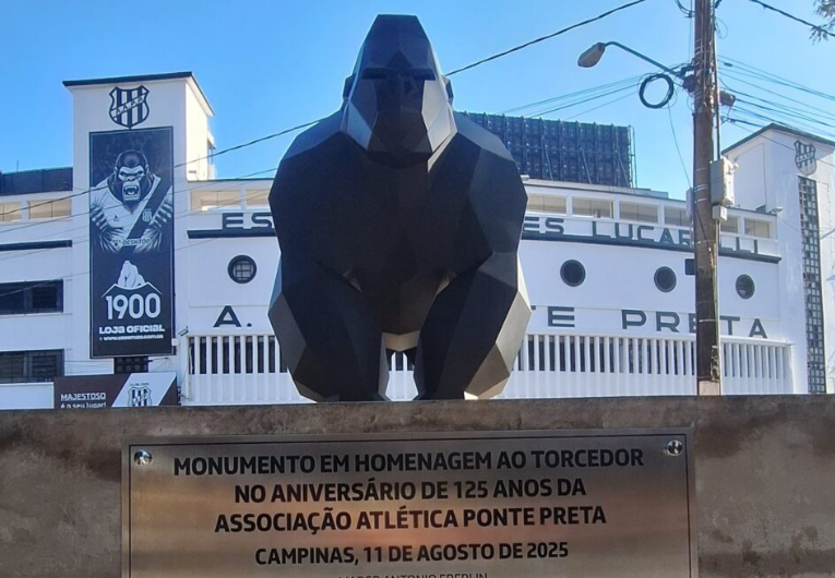 imagem da materia: Ponte Preta celebra 125 anos com inauguração de escultura