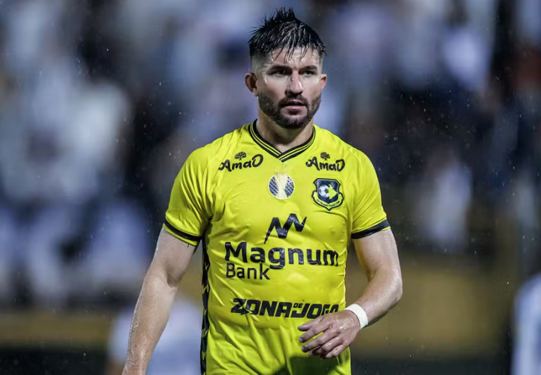imagem da materia: São Bernardo anuncia saída do atacante Guilherme Queiroz