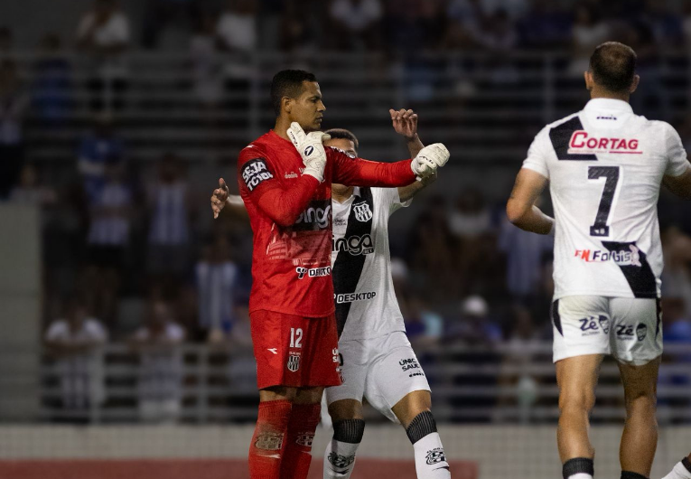 imagem da materia: Goleiro Diogo Silva marca seu primeiro gol com a Ponte Preta