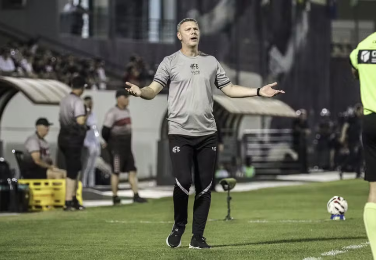 imagem da materia: Bergantin critica arbitragem em empate da Ferroviária