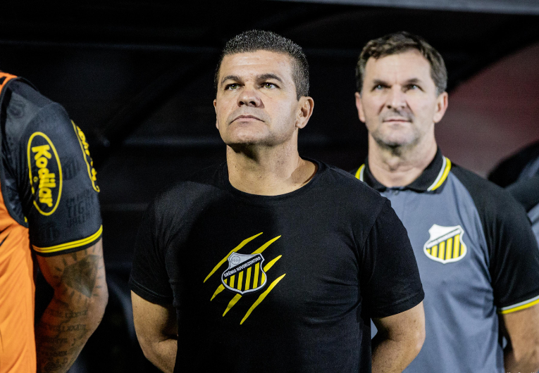 imagem da materia: Novorizontino anuncia saída do técnico Umberto Louzer