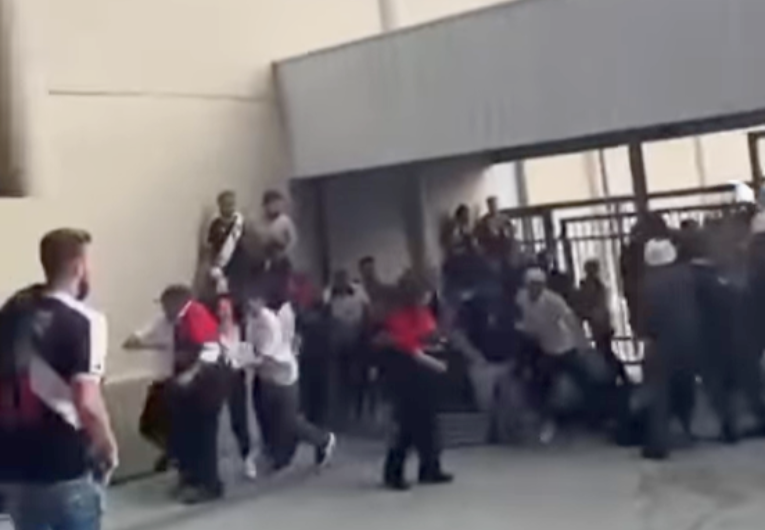 imagem da materia: Torcida do Santos causa confusão no MorumBis