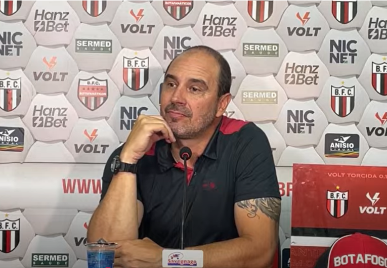 imagem da materia: Allan Aal exalta defesa sólida na vitória do Botafogo