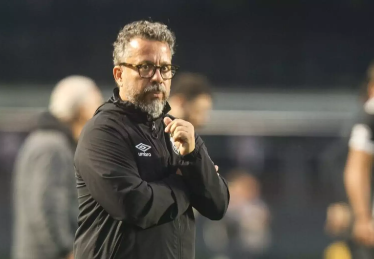 imagem da materia: Após goleada sofrida, Santos demite Cleber Xavier