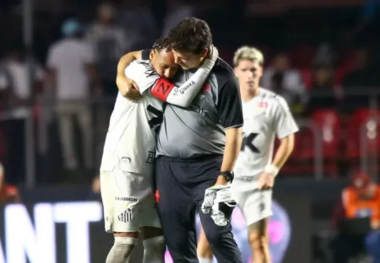 imagem da materia: Neymar chora após goleada e é consolado por Fernando Diniz
